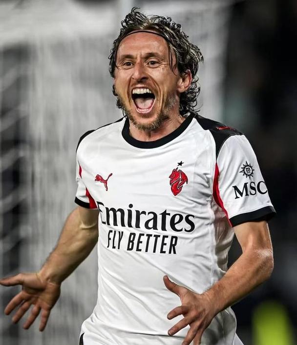 记者：欧冠资格会说服莫德里奇再留一年，这也是阿莱格里的要求