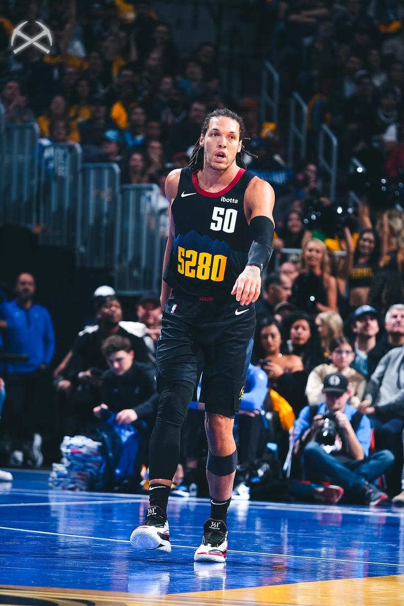 掘金官方：阿隆·戈登因右小腿紧张将缺席今日对阵勇士的比赛