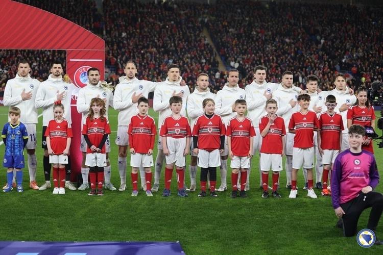 米体：波黑主场只允许9000观众，球场附近住户出租阳台让球迷观战