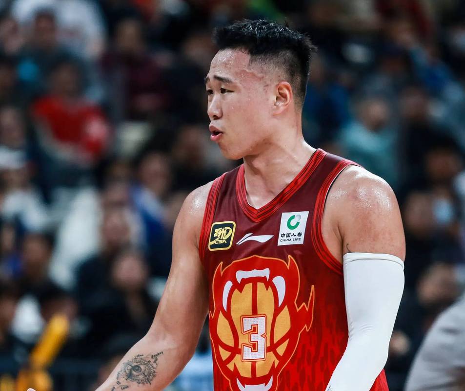贺希宁三分命中数破百 CBA本赛季本土球员首人！