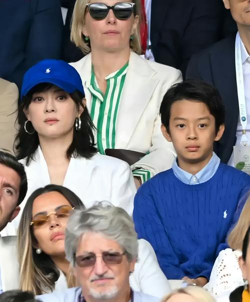 天伦之乐！55岁西蒙尼与儿子、女儿、孙子合照，对孙子尤为疼爱