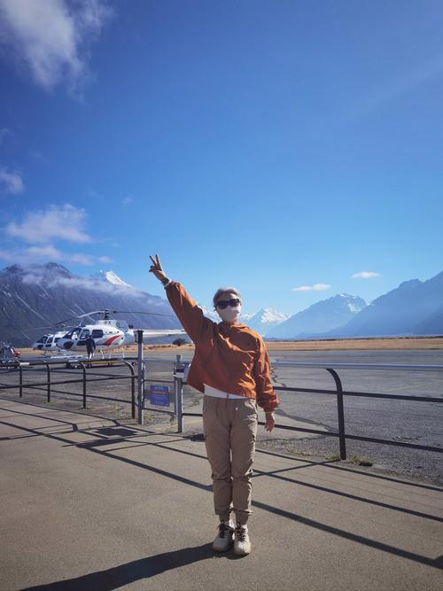 索默社媒晒回到瑞士度假照片，户外泡冰浴+直升机上看雪山