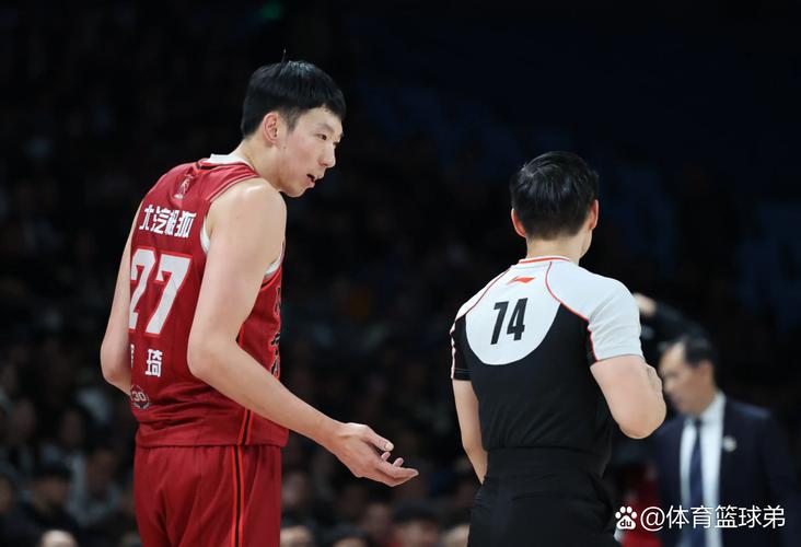 祝铭震切球时被吹犯规 随后举起三根指头疑似对着CBA裁判当场发誓