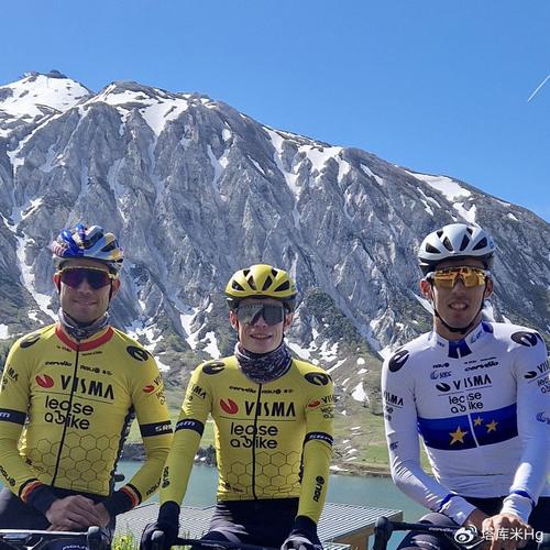 两届环法冠军温格高造访巴萨，并与克里斯滕森交换队服