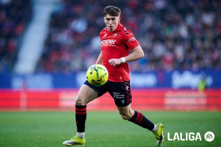 记者：巴萨对穆尼奥斯感兴趣，希望在皇马行使回购权之前签下球员