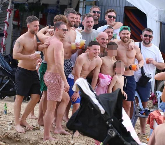 宠妻！太阳报独家：鲁尼为给妻子庆生，在2000万镑豪宅花园搭帐篷