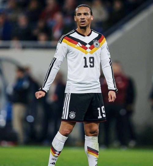 纳格尔斯曼：我之前维护萨内还被网暴，他都没碰球就嘘他太不公平