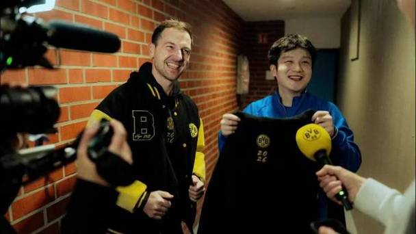 樊振东与波尔到访多特+踢球樊振东调侃：尽力了但踢得不咋地