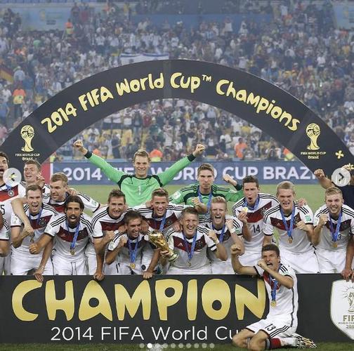 队友抬进世界杯！伊萨克社媒：你们所有人真特么是一群传奇！