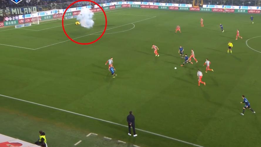 主场迎战意大利，波黑球迷在球场旁建筑物燃放焰火和烟花加油助威