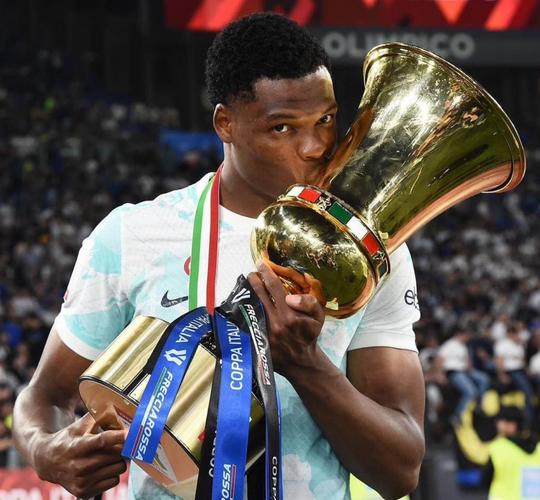 你俩都干了...两位国米球员：巴斯托尼、邓弗里斯今晚双双吃直红