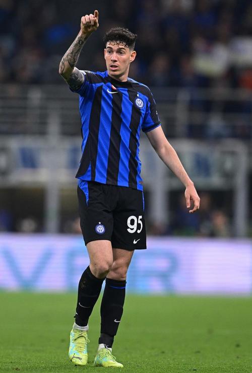 自2016年基耶利尼以来，巴斯托尼是首位在世预赛染红的意大利球员