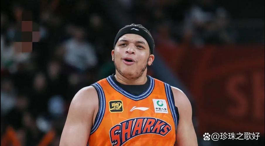 仅出战2分53秒！卢伟指着洛夫顿训话 后者进行回应&随后遭到DNP