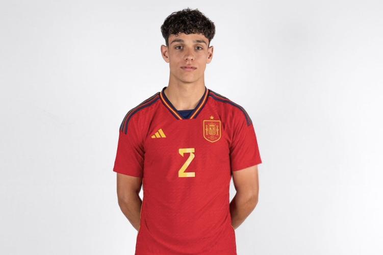 巴萨小将埃斯帕特在西班牙U19比赛中伤退，球员赛后证实无大碍