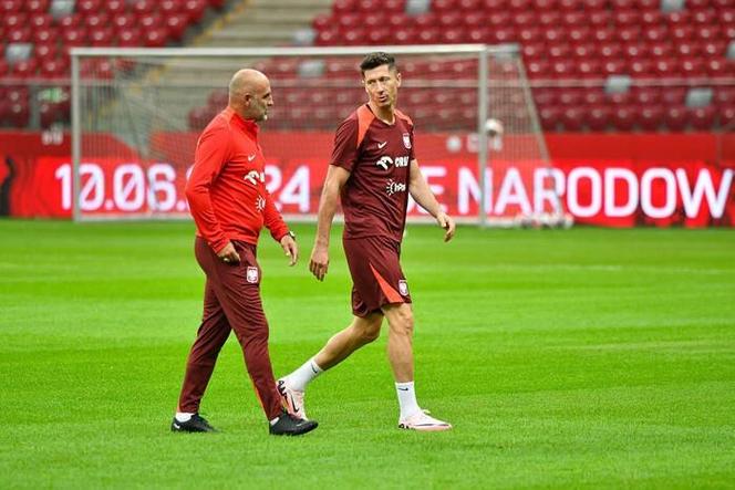 莱万社媒晒挥手致意照片，配乐Time to say goodbye