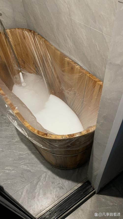 简陋不堪！太阳报：意大利的客场更衣室狭小老旧，水桶代替冰浴池