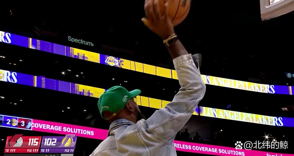 填满数据栏！詹姆斯半场6中3拿到9分2板5助1断1帽