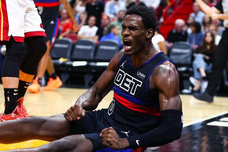 强！杜伦最近8场场均25分10.6篮板3助攻 投篮命中率70%