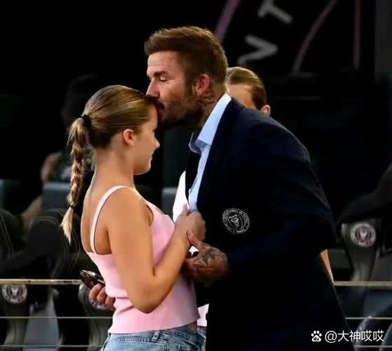 19岁恩德里克赛后与妻子拥吻，他造点+助攻帮助巴西队取胜