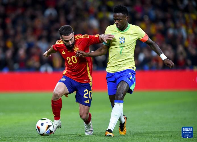 维尼修斯女友带着三个孩子现场观看巴西队比赛，社媒晒合照