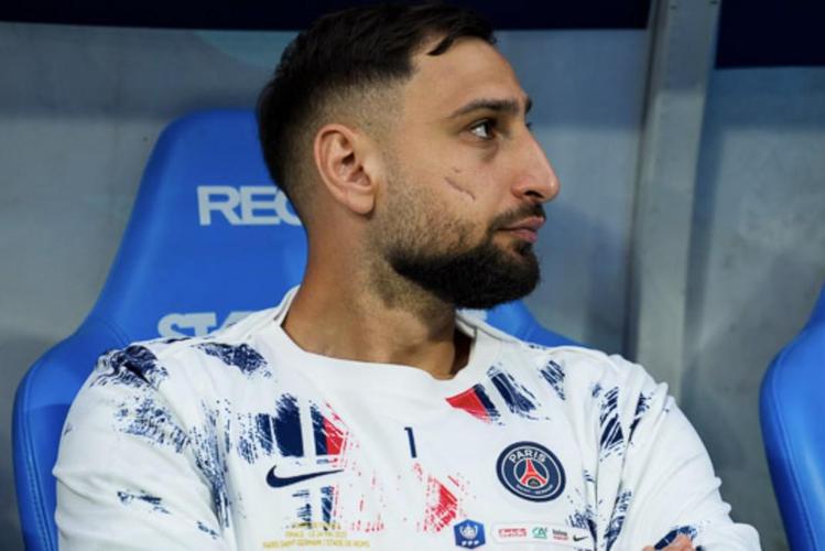 无奈…布冯20岁随队去世界杯+28岁夺冠，多纳鲁马31岁才可能首秀