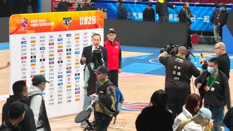 继续改进罚球！外教帮周琦在手型、压腕、出手等方面进行指导