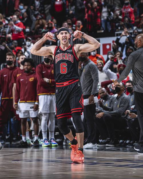 躺枪！西班牙球迷唱辱穆斯林歌曲，亚马尔赛后垂头丧气离开