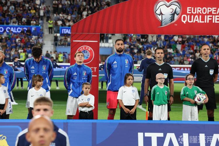 巧合?意大利4年前爆冷不敌北马、今天不敌波黑全都由蒂尔潘执法