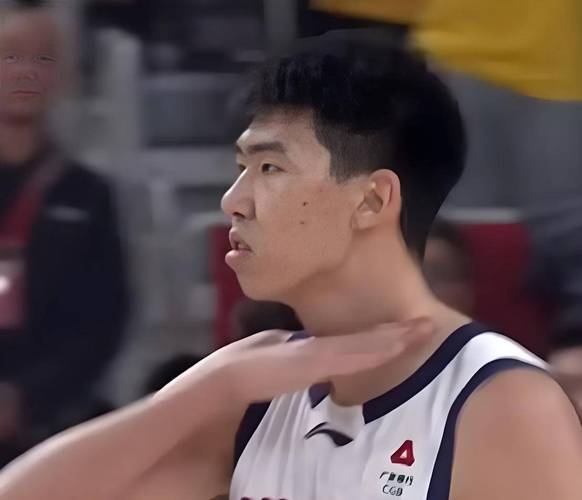 针锋相对!邹雨宸首节5中2拿到7分3前板 徐昕2中2得7分1板2助2帽