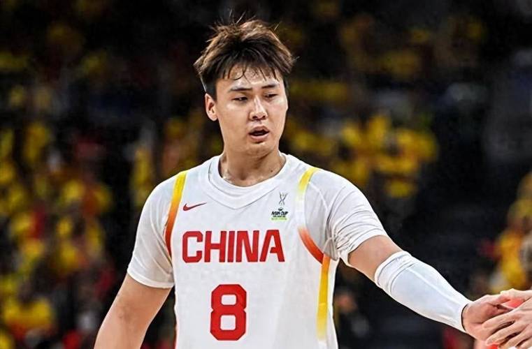 望无大碍！媒体人：赵睿热身时腿部意外拉伤 将缺席本场比赛