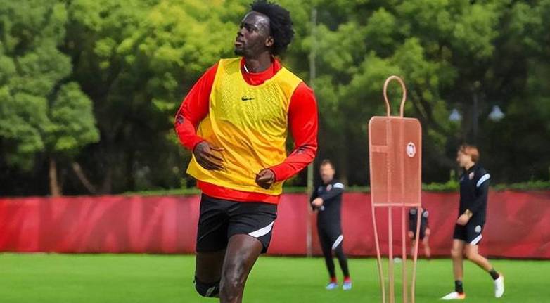 媒体人：曼联在重点关注恩迪亚耶，球员对加盟持开放态度