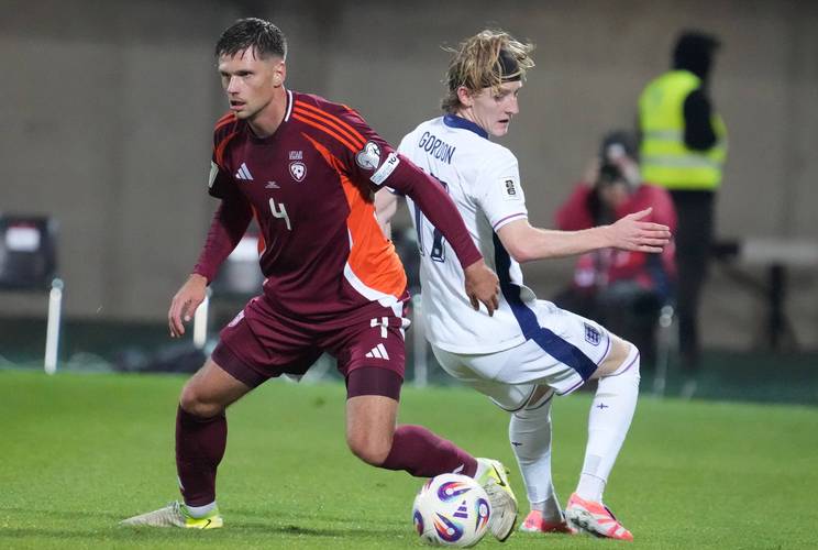 戈登:友谊赛表现不佳不是世界末日,真正关键是在世界杯顶住压力