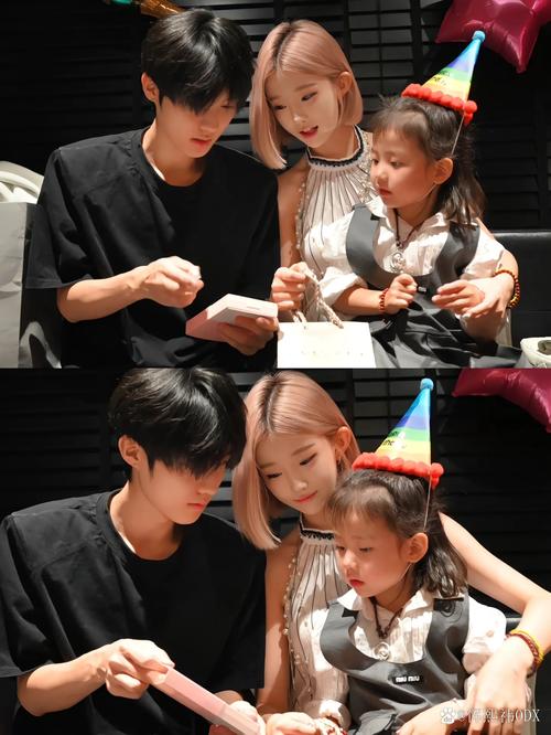 传承!克鲁伊维特晒儿子肖恩与巴萨续约照片:为你感到无比骄傲