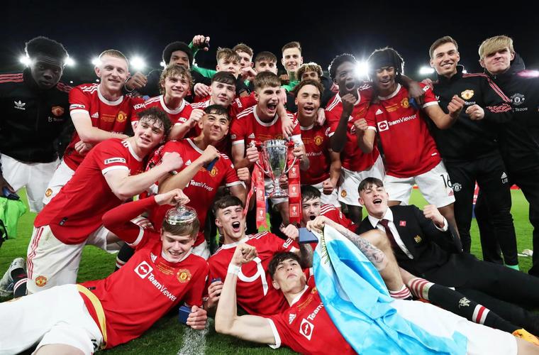 记者:曼联中场今夏引进两人是不够的,青训球员需抓住机会站出来