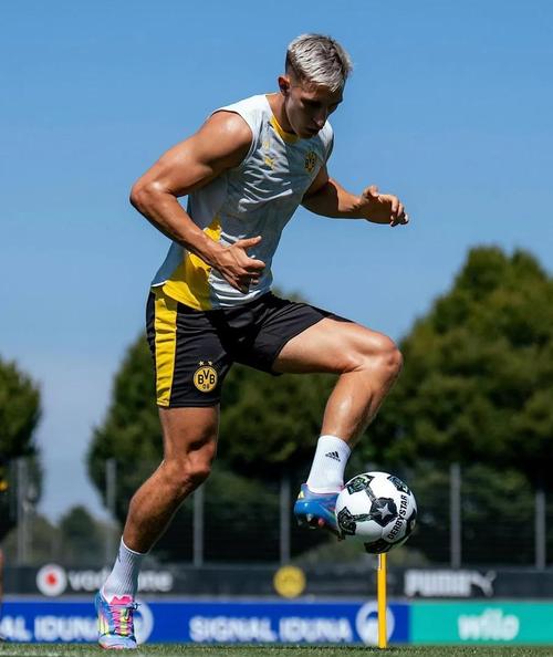 图片报:多特认为施洛特贝克被欲望蒙蔽双眼,据说红军曼联有意他