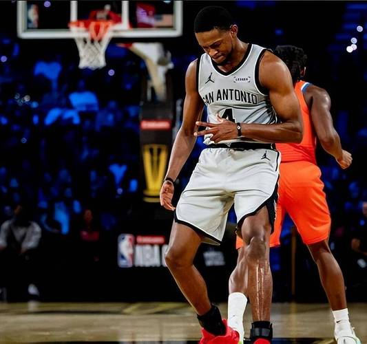 两代马刺核心！伦纳德此前与文班亚马交手5次 战绩4胜1负占优