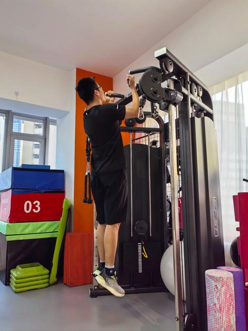 记者：凯恩今日在室内进行健身单车训练