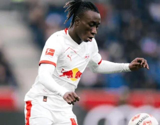 记者:扬·迪奥曼德肩膀伤势无碍,预计可以出战不莱梅