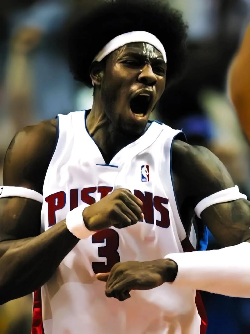 看谁来了!活塞名宿“大本钟”华莱士现场看球 须发皆白难掩威严