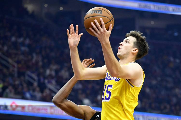 没伤就好！里夫斯疑似受伤坚持作战 全场9中5贡献15分4板1助