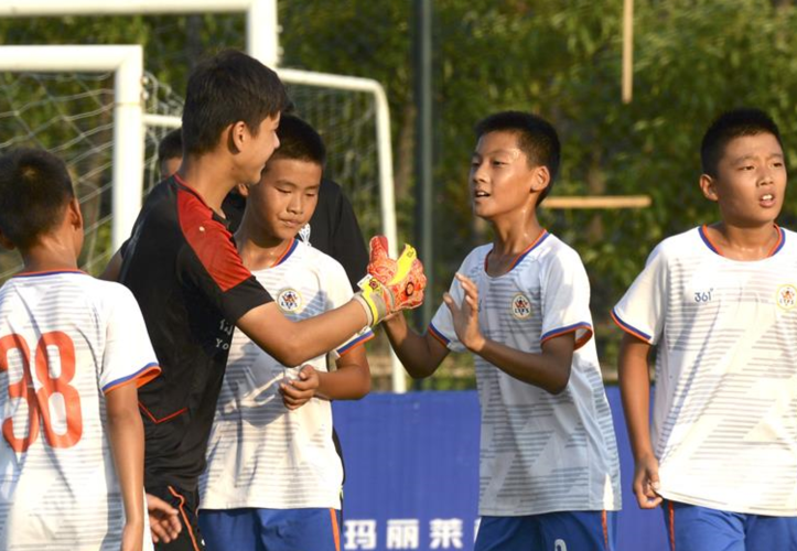 意业余足球区主席:现在足校不注重技战术了,而是直接找外国球员