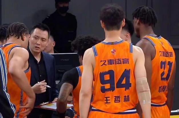 卢伟回应和洛夫顿争执:不会影响接下来的备战 球队还是很团结的