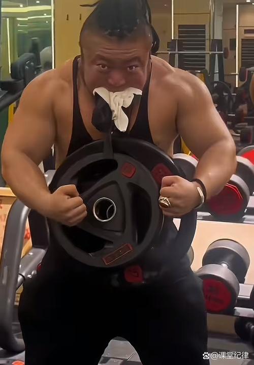 53岁完美身材!菲戈:每周去2-3次健身房跑8-10公里 不吃油炸食品