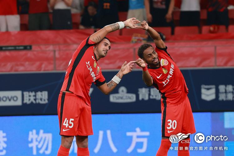 记者:克劳德、安佩姆缺席海港赛前训练,刘若钒、王振澳加入