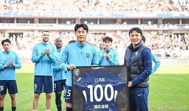 博主：武汉队出征湖北省城市足球联赛，邓卓翔任队长并身披10号