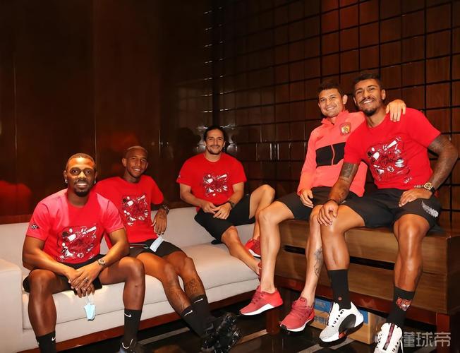 忆往昔!艾克森社媒晒2013年随恒大夺亚冠后,与里皮相拥庆祝照片