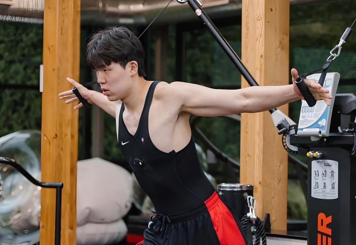 高原+奔波!记者:杨瀚森很累 队友进球他不起身庆祝 总捂着膝盖