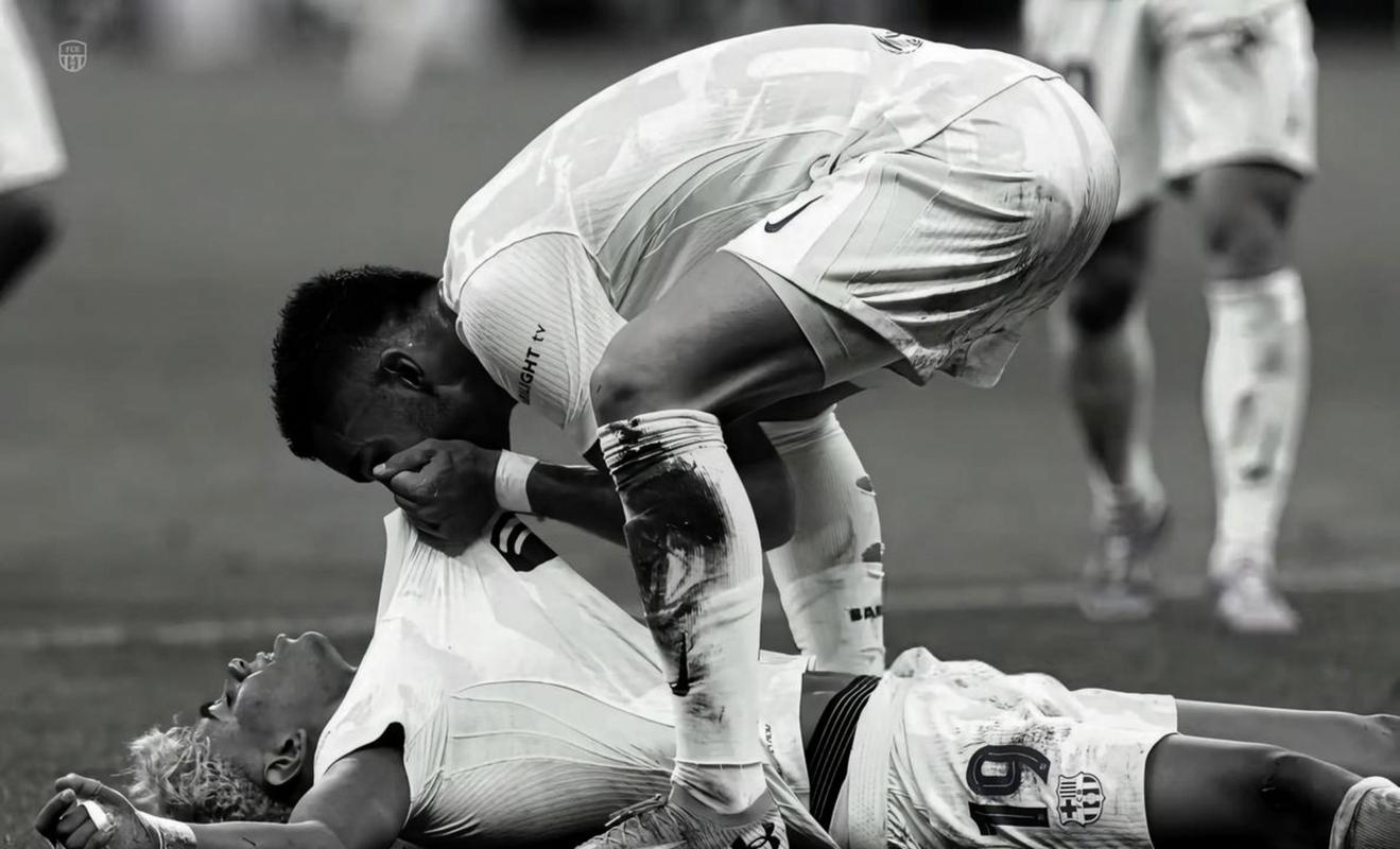 踢业余比赛致跟腱断裂,阿圭罗晒康复视频:“小棉袄”陪伴左右