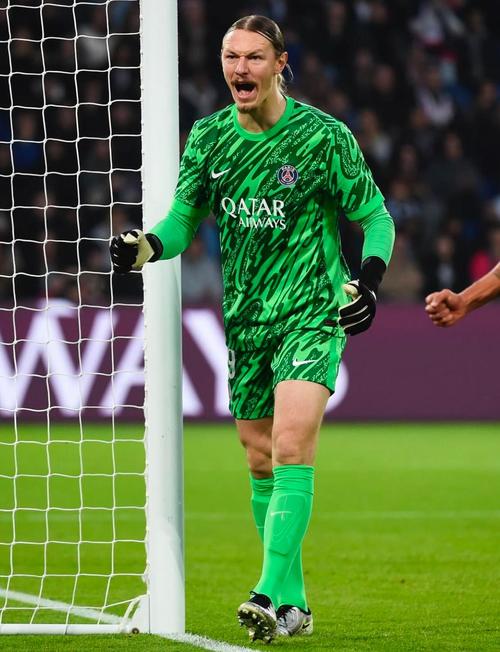 哦？巴黎俄罗斯门将萨福诺夫出击送空门，乌克兰后卫扎巴尔尼救险