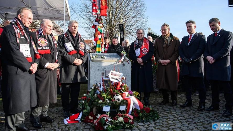 曼联女足、拜仁代表以及两队球迷共同缅怀慕尼黑空难遇难者